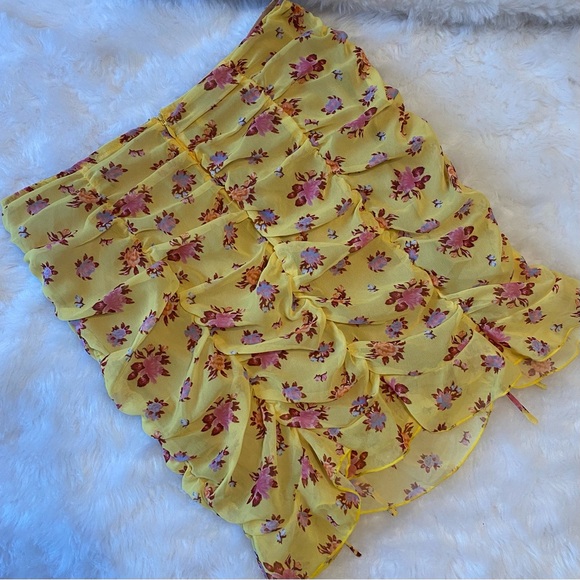 ✨ 3/$20 White Fox Boutique Blossom yellow floral mini skirt - Picture 4 of 4